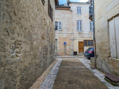 Fransa, 8 Mayıs 2024: Tarihi Avrupa kentinde dar kaldırım taşı caddesi