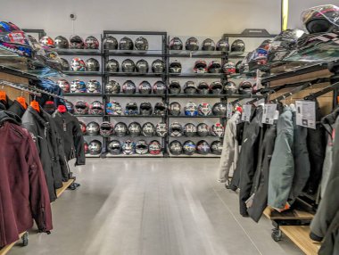 Fransa, 18 Mayıs 2024: Sergilenen kaskları ve ceketleri olan bir motosiklet giysi dükkanının içi