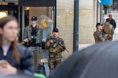 Fransa, 22 Mayıs 2024: Şehir bölgesinde devriye gezen silahlı askerler