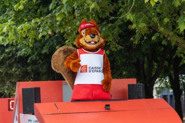 Fransa, 22 Mayıs 2024: Kamu etkinliğinde Caisse d 'Epargne kostümlü maskot