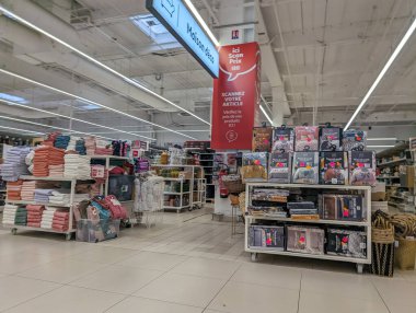 Fransa, 22 Mayıs 2024: Ev eşyaları raflarıyla dolu bir perakende mağazasının içi