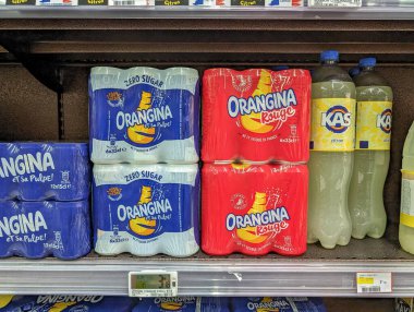 Fransa, 18 Mayıs 2024: Orangina ve Kas limonları süpermarket raflarında