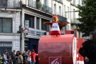 Fransa, 22 Mayıs 2024: Kalabalıkla sokak etkinliğinde maskot