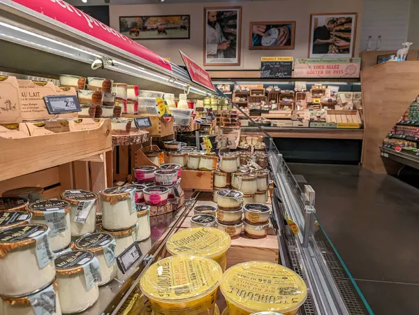 Fransa, 19 Mayıs 2024: Süt ürünleri Fransız süpermarketinde sergileniyor