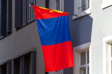 Almanya, 10 Haziran 2024: Almanya bayrağı bir binanın önünde asılı