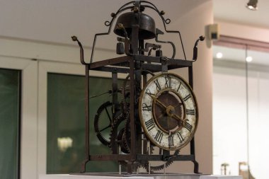 Almanya, 11 Haziran 2024: Müzedeki antika saat mekanizması