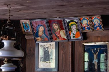 Almanya, 11 Haziran 2024: Ahşap bir duvarda dini simge resimleri