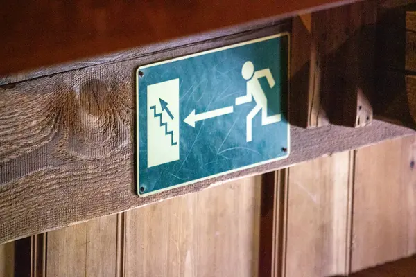 Almanya, 12 Haziran 2024: Ahşap duvarda acil çıkış tabelası