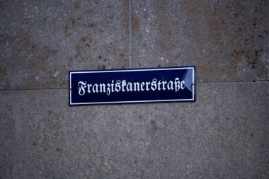Almanya, 13 Haziran 2024: Taş duvarda Franziskanerstrasse Caddesi tabelası