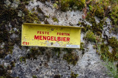 Almanya, 12 Haziran 2024: Feste Fortin Mengelbier bir kayanın üzerindeki tabela