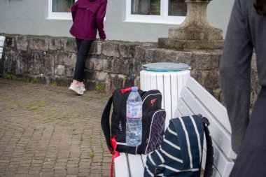 Almanya, 13 Haziran 2024: Sırt çantası ve su şişesi arka planda yürüyen kişi