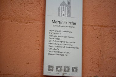 Almanya, 10 Haziran 2024: Kırmızı duvarda Martinkirche tarihi bilgi tabelası