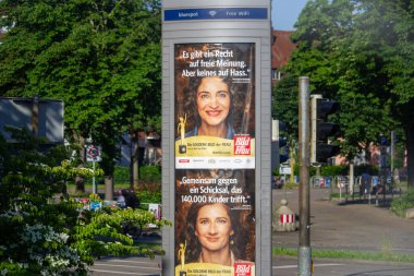 Almanya, 10 Haziran 2024: Kampanya posterli reklam panosu