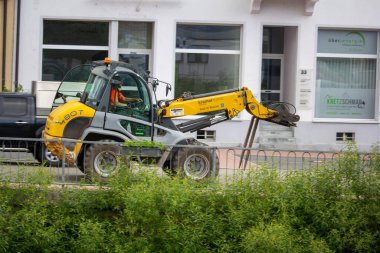 Almanya, 13 Haziran 2024: Kentsel alanda bir inşaat alanında kazıcı