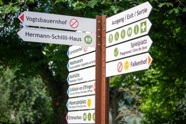 Almanya, 11 Haziran 2024: Parktaki çeşitli noktalara sahip yön tabelası