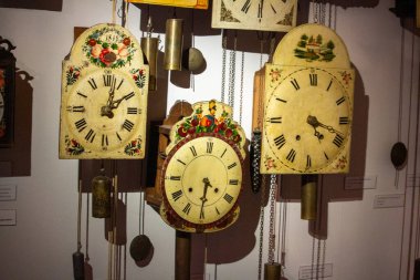Almanya, 8 Haziran 2024: Müzede antika saatler sergileniyor