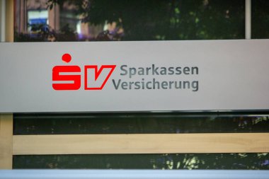 Almanya, 10 Haziran 2024: Sparkassen Versicherung İnşaat İşareti