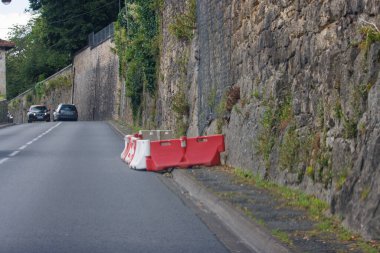 Fransa, 1 Temmuz 2024: yol kenarındaki trafik engelleri