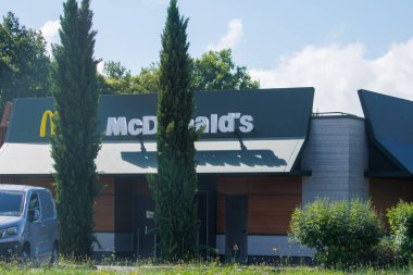 Fransa, 1 Temmuz 2024: McDonald 's restoranının dışı
