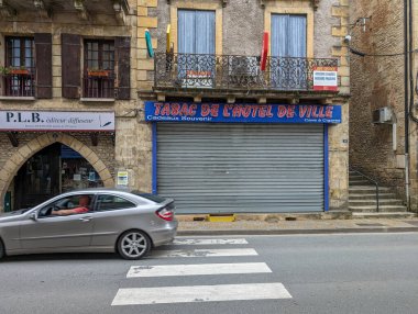 Fransa, 16 Haziran 2024 Tabac de l 'Hotel de Ville mağazası önünden geçen araba