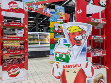 Fransa, 22 Haziran 2024: Süpermarkette Babybel peyniri sergisi