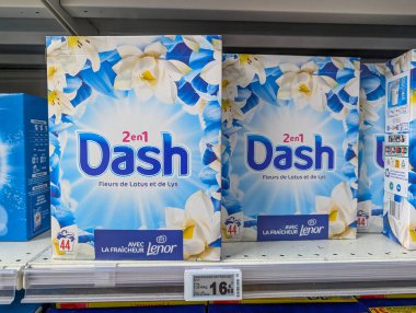 Fransa, 22 Haziran 2024: Süpermarket rafındaki Dash deterjan kutuları