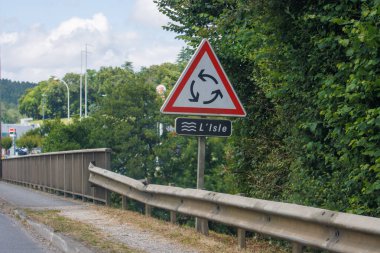 Fransa, 1 Temmuz 2024: L 'Isle yakınlarında bir kavşağı gösteren yol tabelası