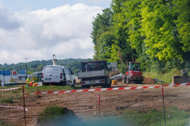 Fransa, 1 Temmuz 2024: Makineli ve işçili yol şantiyesi