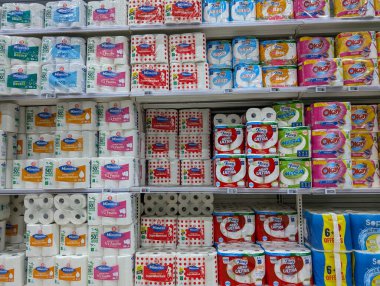 Fransa, 22 Haziran 2024: Çeşitli tuvalet kağıdı markalarına sahip süpermarket rafları
