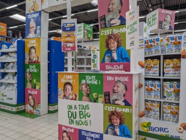 Fransa, 25 Mayıs 2024: Biog kozmetik reklamlı süpermarket rafları