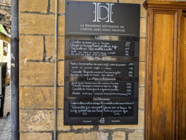 Fransa, 7 Temmuz 2024: La Brasserie Rotisserie de l 'Hotel Dieu' nun Menü Kurulu