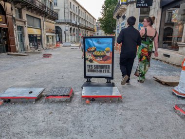 Fransa, 5 Temmuz 2024: İnşaat halindeki sokak reklamı