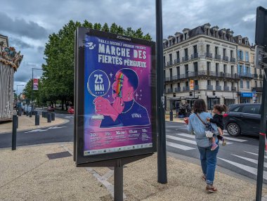 Fransa, 26 Mayıs 2024: Marche des Fiertes Perigueux için sokak reklamı