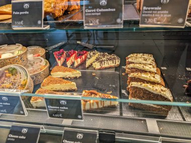 Fransa, 26 Mayıs 2024: Çeşitli hamur işleriyle fırın görüntüsü