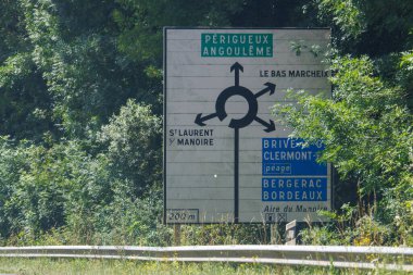 Fransa, 1 Temmuz 2024: Perigueux yakınlarında yol işareti