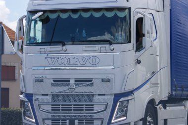 Fransa, 1 Temmuz 2024: Sokakta Volvo kamyonu