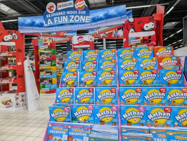 Fransa, 22 Haziran 2024: Bir Fransız süpermarketinde eğitim kitaplarının gösterimi