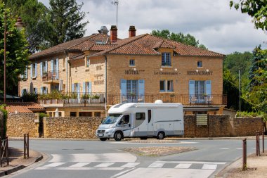 Fransa, 1 Temmuz 2024: Kamp minibüsü Fransız köyündeki bir otelin önüne park edilmiş.