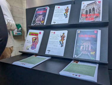 Fransa, 5 Temmuz 2024: Siyah bir rafta Fransızca kitap ve broşürler sergileniyor