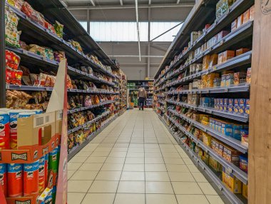 Fransa, 1 Temmuz 2024: Ürünlerle dolu bir süpermarkette koridor