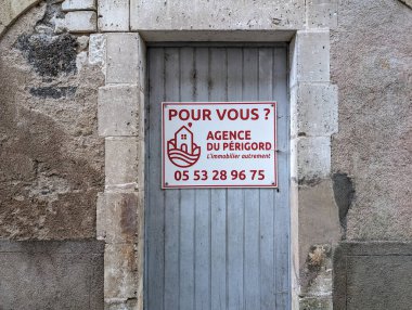 Fransa, 16 Haziran 2024: Eski bir taş binanın emlak acentesi tarafından imzalanması