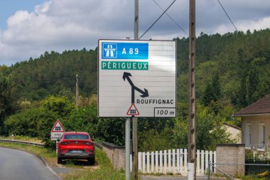 Fransa, 01 Temmuz 2024: A89 otoyolunda Perigueux ve Rouffignac 'ı gösteren yol işaretleri