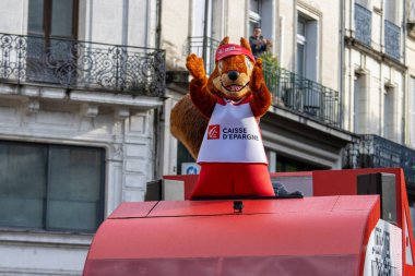 Fransa, 22 Mayıs 2024: Geçit töreninde sallanan maskot sincap Caisse d 'Epargne