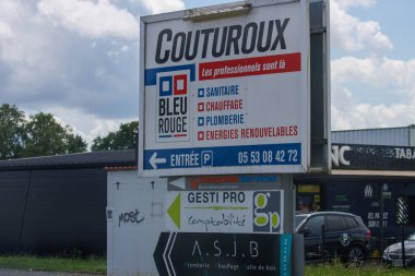 Fransa, 1 Temmuz 2024: Couturoux tesisat hizmetleri için reklam panosu