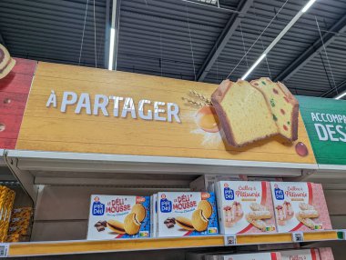 Fransa, 25 Mayıs 2024: Fırın ürünleri ve reklamlarla dolu raflar