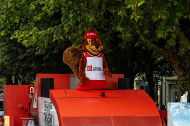 Fransa, 22 Mayıs 2024: Caisse d 'Epargne kostümlü maskot geçit töreninde