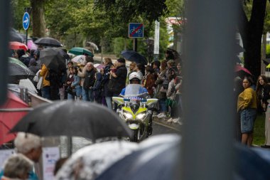 Fransa, 22 Mayıs 2024: Etkinlik sırasında polis motosikletli kalabalık cadde