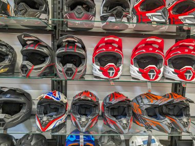 Fransa, 18 Mayıs 2024: Bir mağazadaki raflarda motosiklet kaskları sergilendi