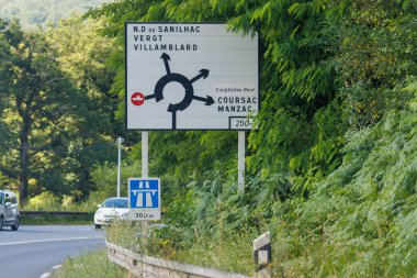 Fransa, 1 Temmuz 2024: Kırsal bölgedeki kavşakta yol işaretleri
