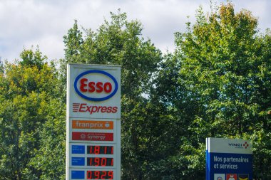 Fransa, 1 Temmuz 2024: Esso Express benzin istasyonu fiyat tabelası